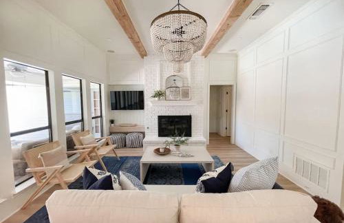Luxe 4BR with Heated Pool and Hot Tub - Walk to Lake - Foto 2