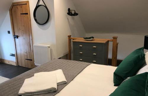 Listed One bedroom thatched cottage with garden - Photo 27