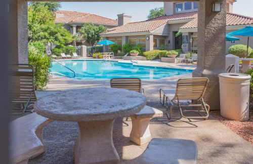 Modern Retreat in Ahwatukee Heated Pool Spa Gym - Foto 29