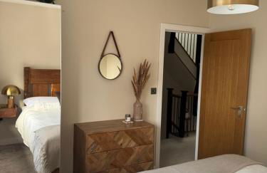 Modern Luxury Home with Spacious Garden close to Warner Bros Studio - Foto 14