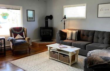 Charming Downtown Cottage with Porch & Backyard Retreat near Beaverhead River in Dillon, Montana - Foto 11