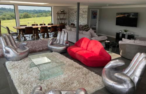 Luxury Accom with Amazing Views over Rudyard Lake - Photo 11