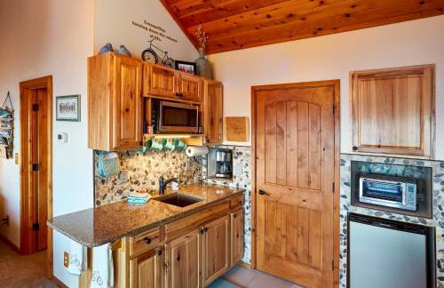 Cozy Schroeder Studio with Deck on Lake Superior - Foto 12