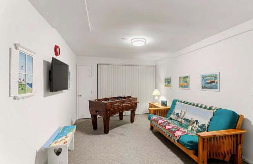 Waterfront on Swan Pond with Kayaks - Photo 26