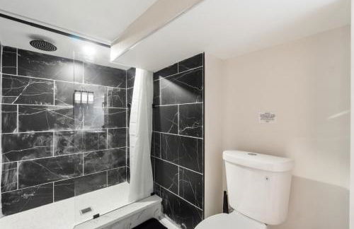 Holiday Home Brownstone City Stay 5BEDS, Private Dual Units - Foto 9