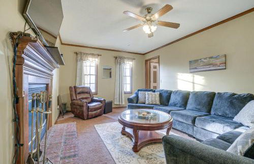 Lovely Fayetteville Home Deck and Fireplace! - Foto 4