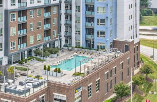 Skyline Retreat - Free Parking, Pool, Balcony - Foto 19