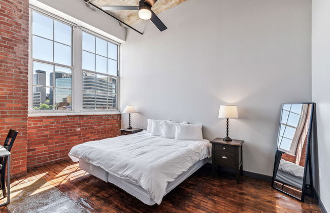 Luxury Historic Loft with Gym - Photo 56