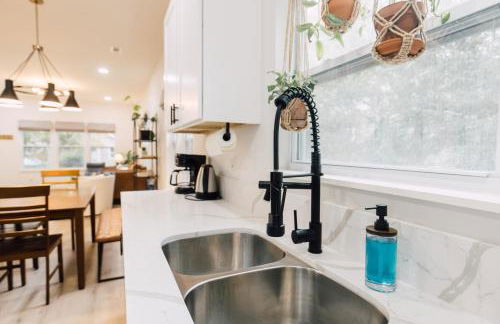 The Little Blue House - 1 King & 3 Queen beds - Foto 6