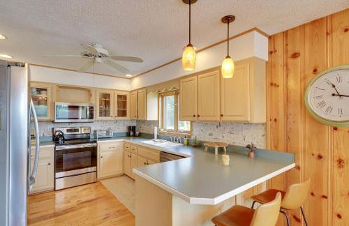 Lakefront Queensbury Home Kayaks and Boat Dock - Foto 9