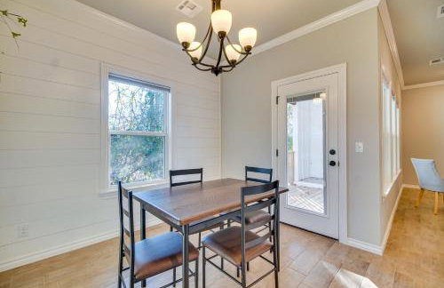 Near Grand Lake Charming Grove Home with Deck - Foto 10