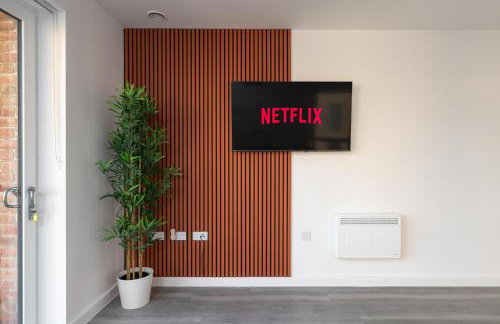 Lovely Home Near Canal, Park, & Central MK - Photo 1