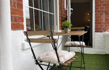 3 Bedroom Apartment with Balcony in London, Free Parking - Photo 13