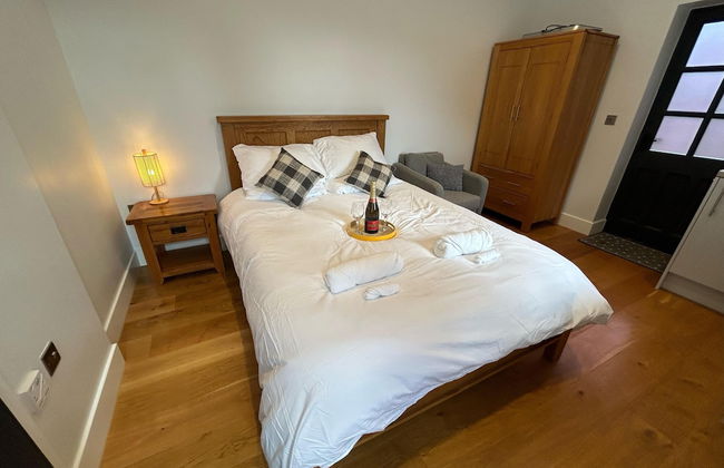 Romantic King Bed Countryside Couples Cabin - Photo 5