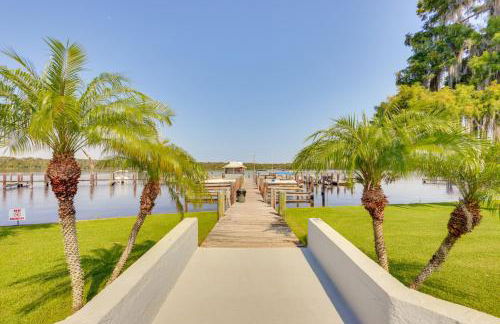 Riverfront Weleka Condo with Dock and Pool Access - Foto 13