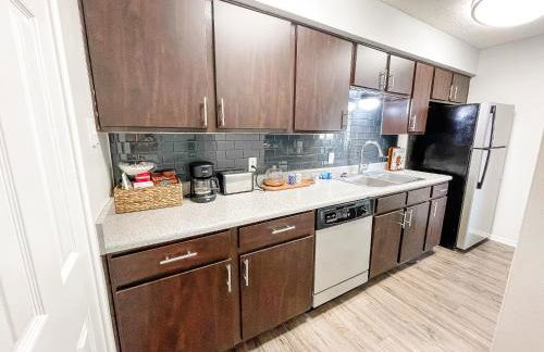 Cozy and Quiet, with Easy Access & Private Garage - Foto 17