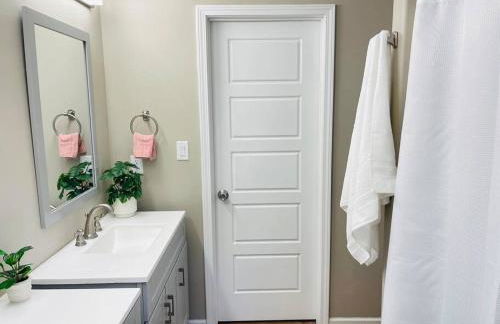 Spacious home, 3 king beds, huge backyard near UM - Foto 21