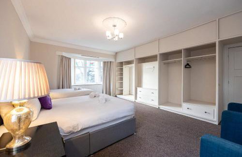 Detached House In Prestwich Sleeps 10 with Parking - Foto 33