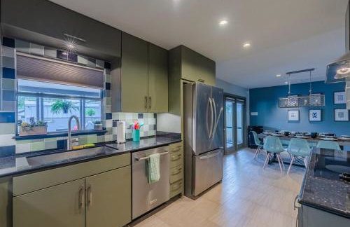 Serene POOL & Firepit in Stunning Home By Airport - Foto 29