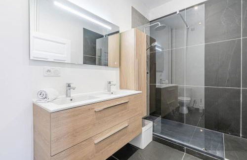 Plumeria - Grand Appartement 75m2 - Au calme avec Jardin - Idéal Famille ou Groupe de Travailleurs - Parking Public Gratuit - 2 Chambres - 4 Lits séparés - Foto 21