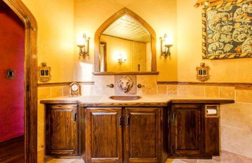 Regal Suite Rental in Breathtaking Castle near Lake George, Upstate New York - Foto 37