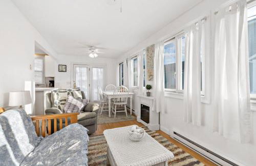 Beach Side Cottage in Narragansett - Photo 2