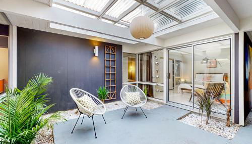 Mid-Century Marvel - Photo 3