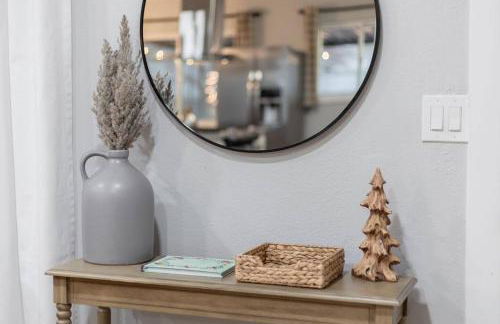 Light-filled retreat w hot tub & firepit - Foto 20