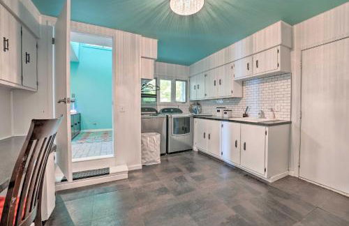 Spacious Delton Home with Fire Pit and Lake Views - Foto 35