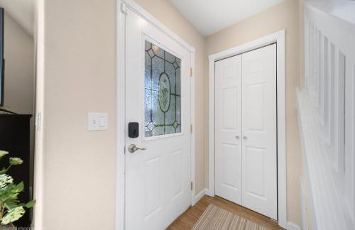 CDA Getaway! King Beds, Gear Storage, RV & Trailer Parking, 1 Mile to the Lake! - Foto 9