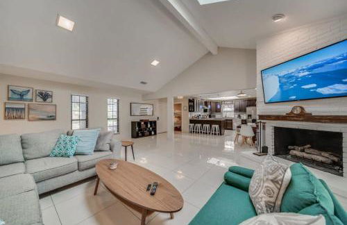 Central Plano 4-BD 2-BA Pool Retreat, Sleeps 10 - Foto 2