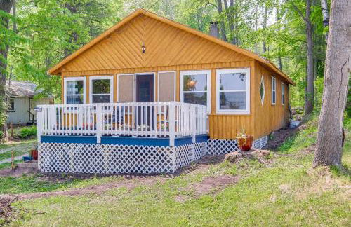 Charming Michigan Cottage with Sunroom and Lake Access - Foto 1