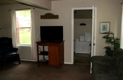 Spacious 10-Person Cabin Rental on Lake Dunlap near Austin, Texas - Foto 9