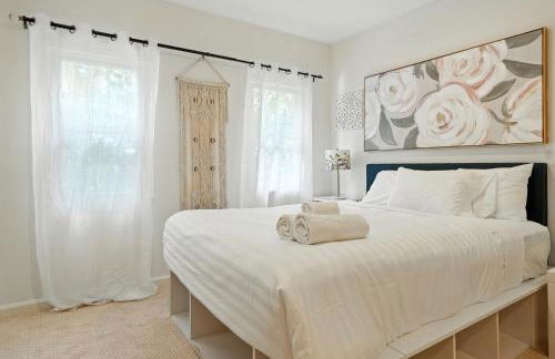 Group Stay Near DC 2BR w Yard on Arlington Blvd - Photo 8