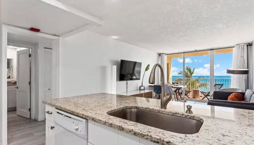 Hutchinson Island BeachFront Heated Pool Balcony Top Floor Amazing View - Foto 3