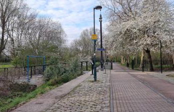 Riverside 1BR with Easy Transport 20min to City Centre - Photo 53