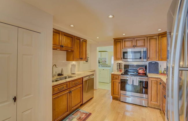 3 Bedroom Downtown with Firepit - Photo 14