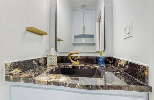 Modern Living in Texas! Home 2 Blocks to Lake LBJ - Foto 18