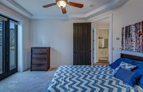 Cozy mountain home w riverfront patio - Foto 77