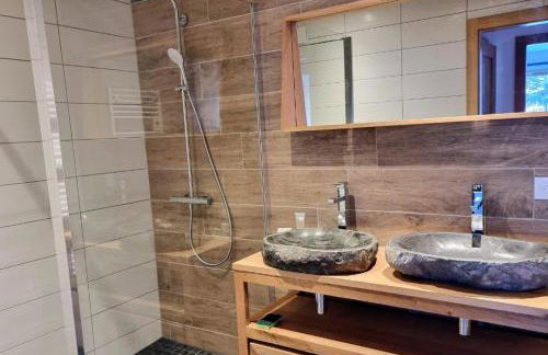 Magnifique chalet avec terrasse, jardin et sauna extérieur - Foto 15