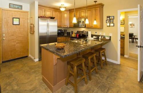 St Anton Street View 2-Bedroom Condo with full kitchen - Foto 15