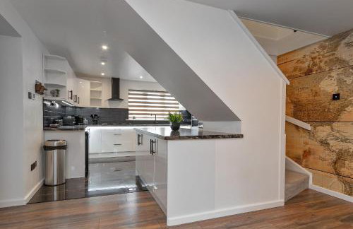 Contractors Heaven-POOL TABLE-THREE BEDROOM HOUSE WITH SEPARATE ONE BEDROOM SELF CONTAINED-Close to AIRPORT - Foto 36