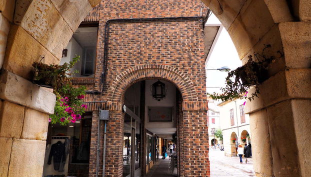 Paseando bajo los soportales de Reinosa