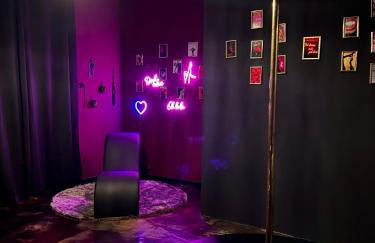 Suite mit Whirlpool, Sauna, Pole Dance und mehr - Foto 18