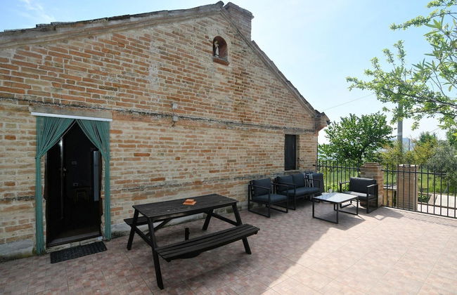 Charming 2-bed Apartment in Petritoli - Photo 11