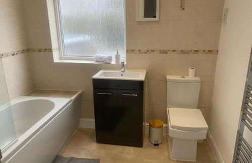 5 Bed Haven - Off Street Parking - Pool Table - Photo 6