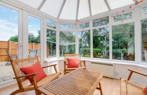 Luxury 5 BDR 2 BA House with Parking in Sandhurst By 360Stays - Photo 81