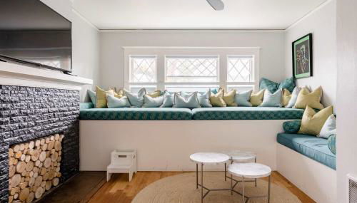 Stay Portland - PDX Art Deco Lounge - Local Eateries, Bars & Shops - Photo 3