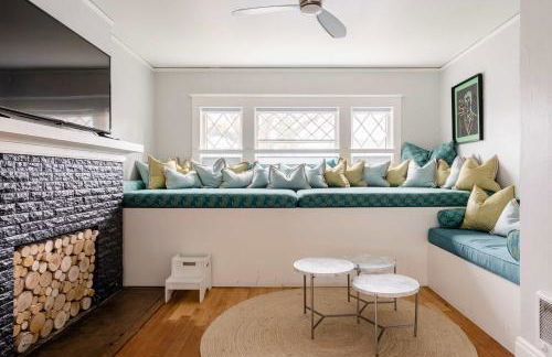 Stay Portland - PDX Art Deco Lounge - Local Eateries, Bars & Shops - Photo 3