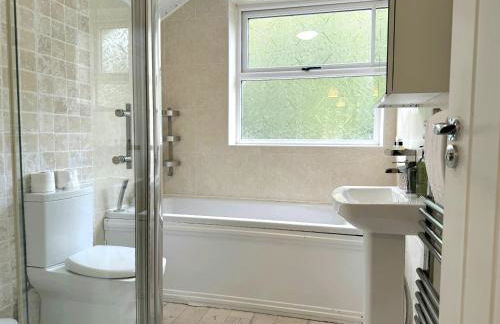 Serene 3-Bedroom Family Rochdale Home with Garden - Foto 24